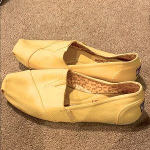 Yellow Skecher. BOBS